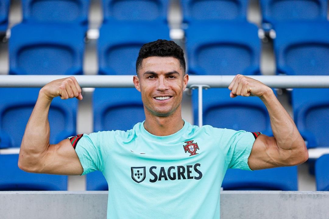  Cristiano Ronaldo rikthehet te Manchester United pas 12 vitesh.