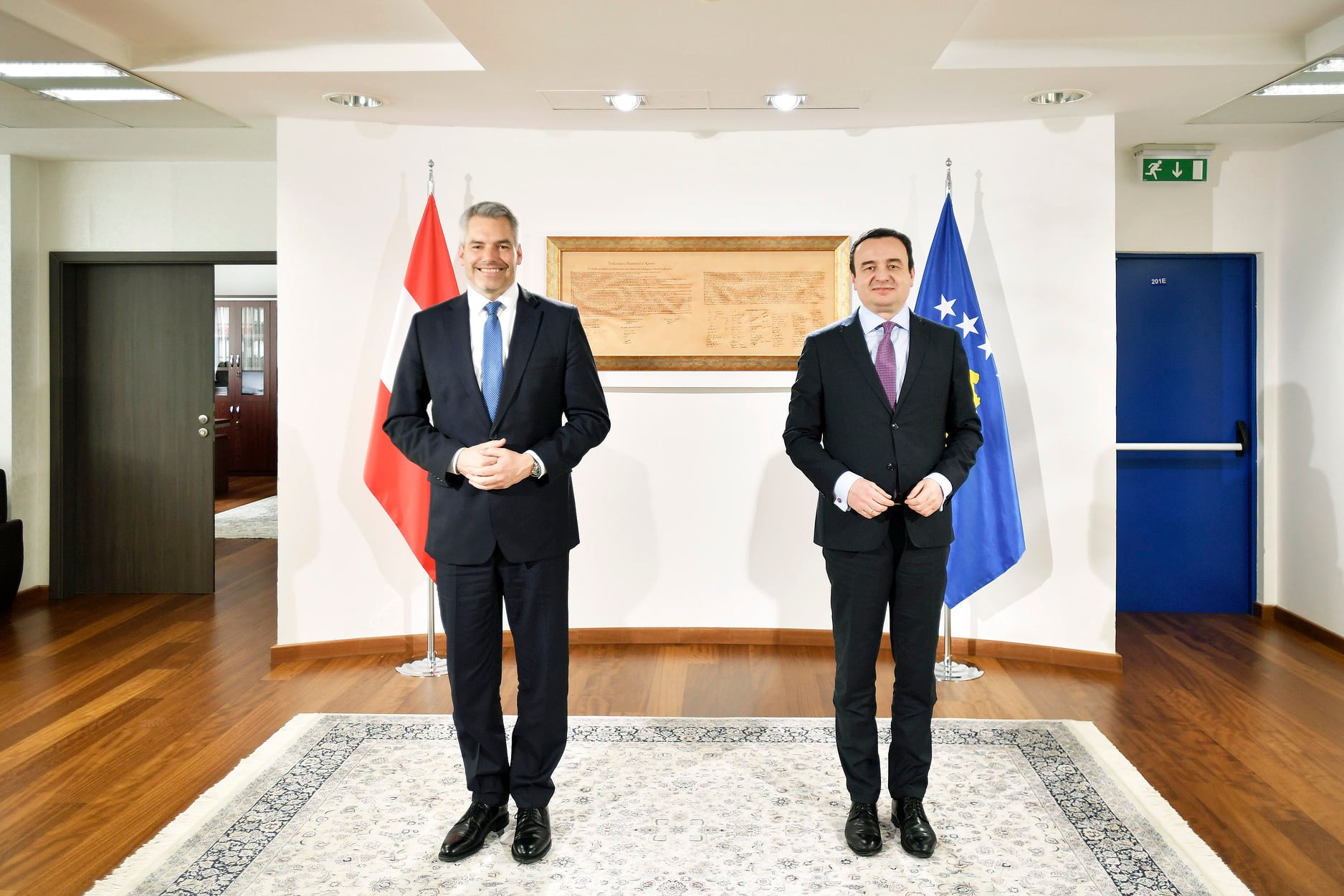  Me ceremoni shtetërore, Kryeministri Albin Kurti, priti Kancelarin Federal të Republikës së Austrisë, Karl Nehammer.