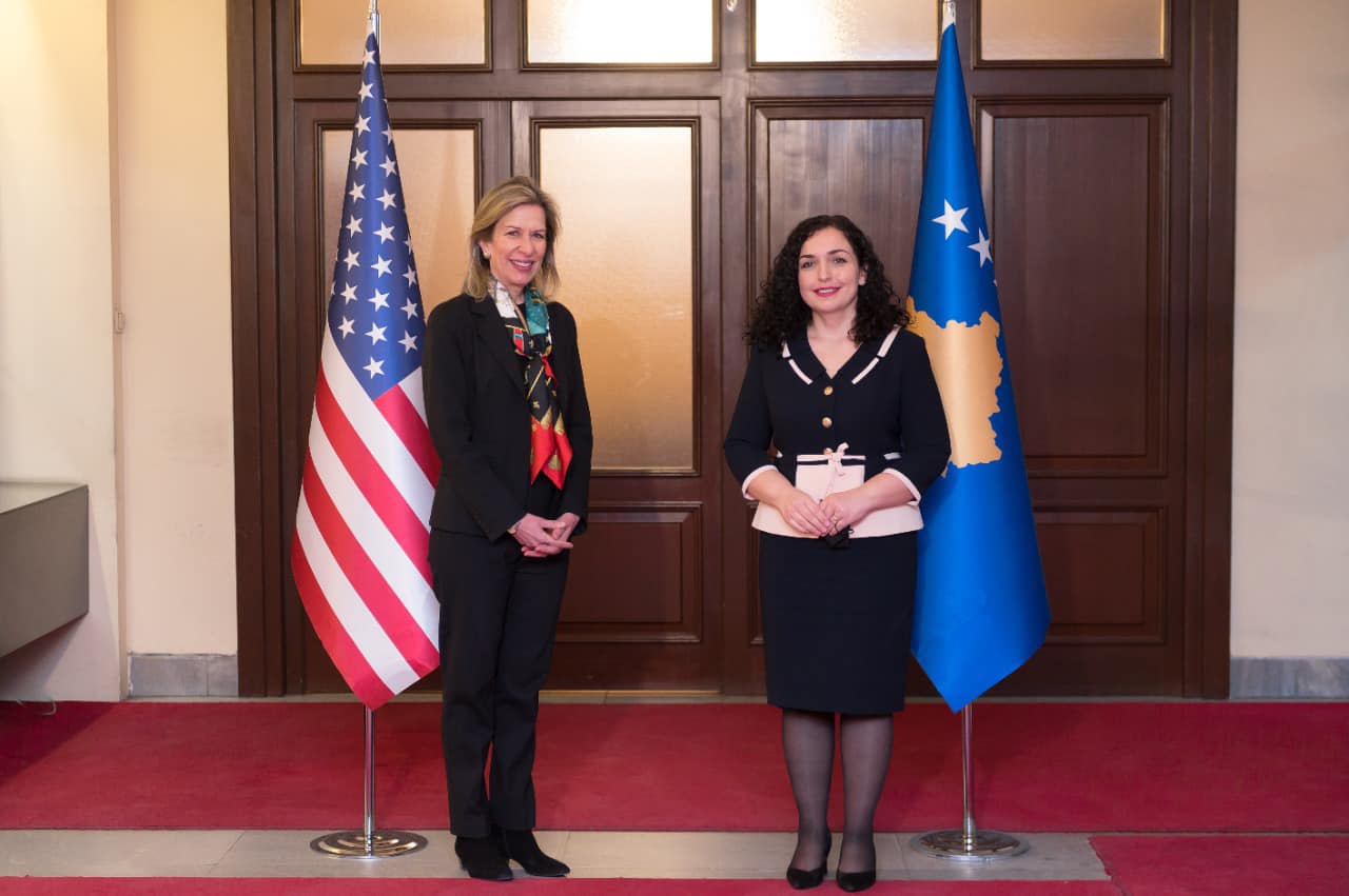  Vjosa Osmani takon Elizabeth Sherwood-Randall, këshilltare e Presidentit Biden.