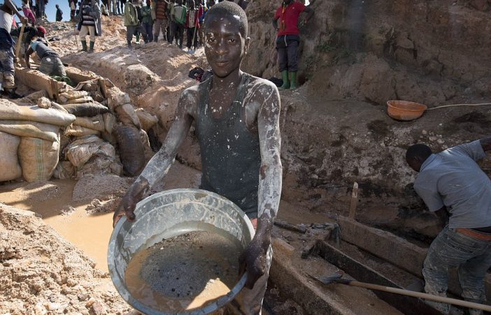  Peripecitë e minatorëve në Afrikë për të nxjerrë material për iPhone (Foto)