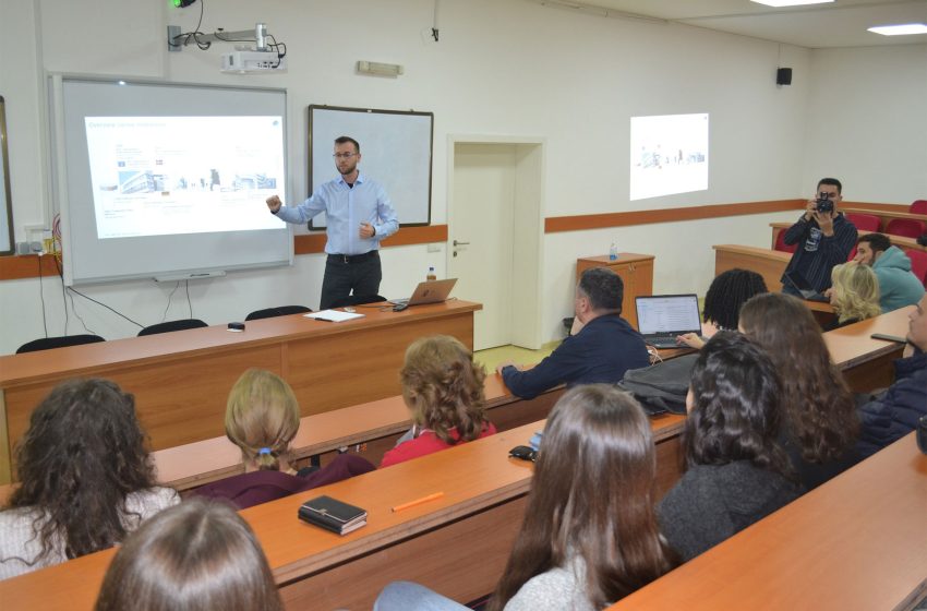  Fatbardh Veseli ka mbajtur ligjëratë para studentëve të UKZ-së për privatësinë dhe sigurinë kibernetike