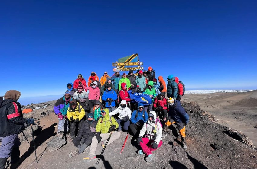  Toger Ismet Hashani me grupin e bjeshkatarëve paraqitet nga Kilimanjaro, lartësia 5895m.