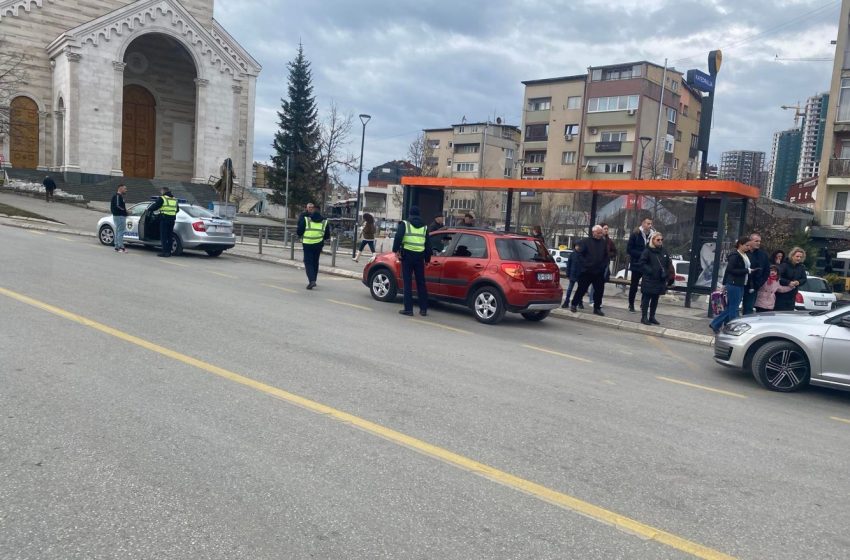  Policia në aksion, gjobit veturat që hyjnë në rrugën “Xhorxh Bush”