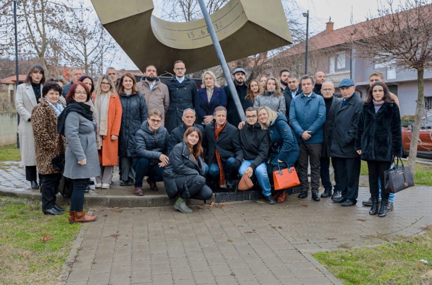  Me ekspozitë fotografish, shfaqjen e dokumentarit dhe programe artistike, kujtohet edicion i parë i “Flakës së Janarit”