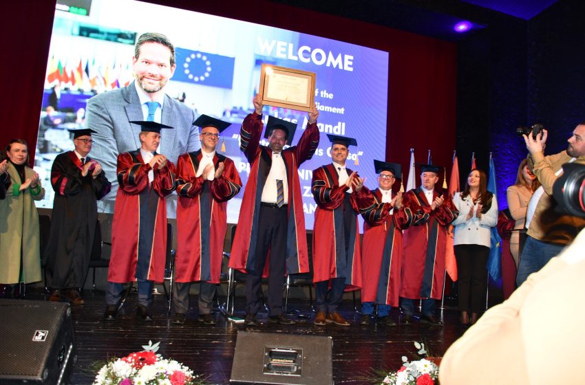  UKZ nderon me çmimin “Doctor Honoris Causa” Lukas Mandl