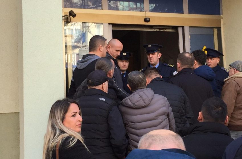  Protestojnë klubet e Notit – Ndalohen nga Policia, tentuan të futën brenda MKRS-së