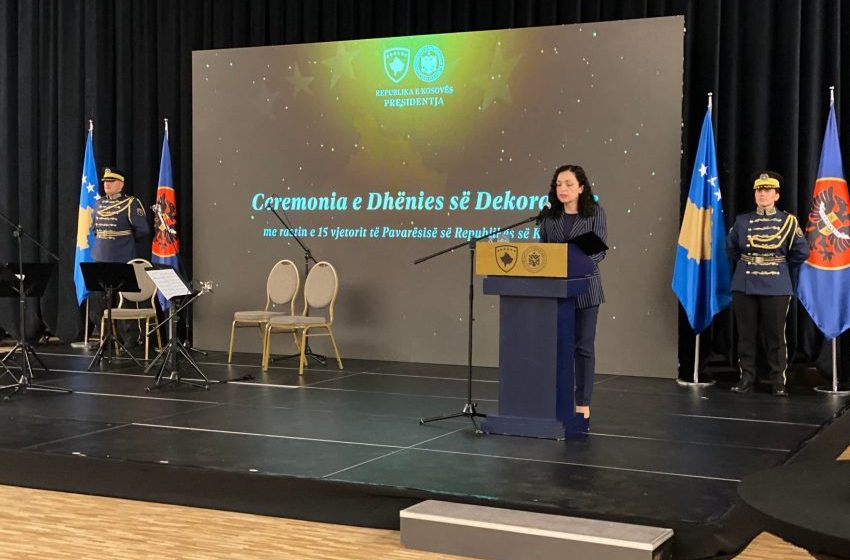  Presidentja Osmani ndan medalje për personalitete që kontribuar për lirinë e Kosovës, nga sfera e kulturës, sportit dhe e sigurisë