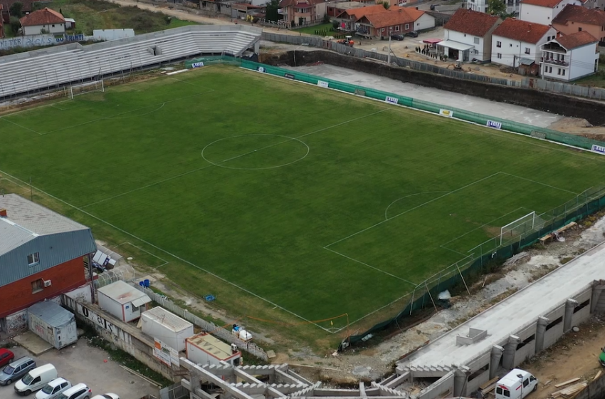  Në stadiumin në Gjilan, fëmijët luajnë “mahall me mahall”