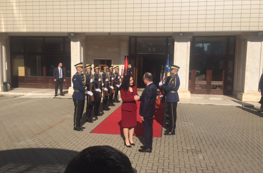  Presidenti Begaj pritet me ceremoni shtetërore nga presidentja Osmani