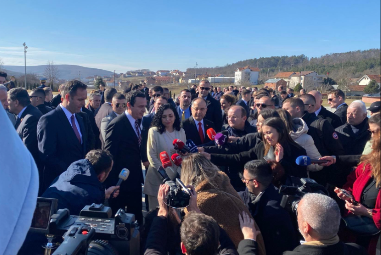  Osmani, Kurti e Konjufca bëjnë homazhe në Kompleksin Memorial në Prekaz