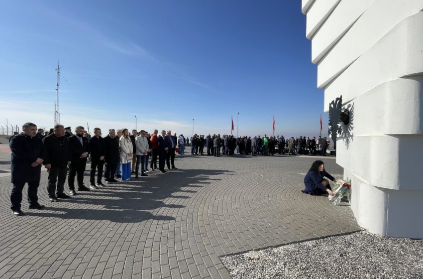  Dega e Lidhjes Demokratike te Kosovës në Gjilan uron qytetarët me rastin e 15-të vjetorit të shpalljes së pavaresisë së Kosovës.