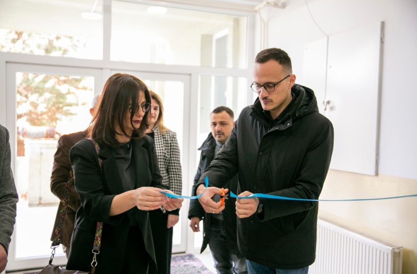  Kryetari Hyseni me bashkëpunëtorët inaugurojnë renovimet në shkollën “Rexhep Elmazi” në vlerë prej 216 mijë euro