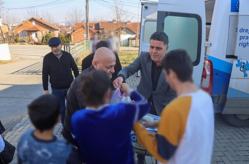  Kryetari i AAK-së në Gjilan, Nazim Gagica bashkë me afaristin dhe humanistin gjilanas nga Gjermania, Ilmi Mustafa kanë ndihmuar me pako fëmijët pa përkujdesje prindërore