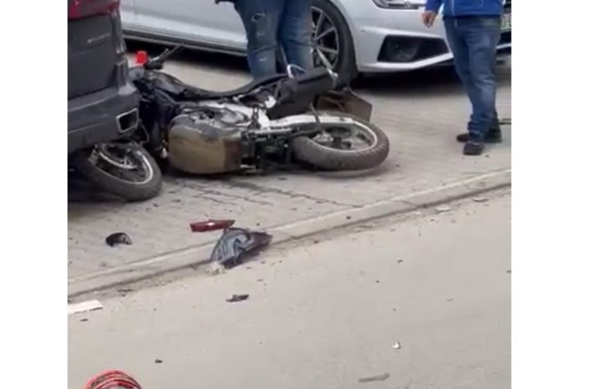  Aksident trafiku, motoçikleta përplaset me një veturë në Ferizaj