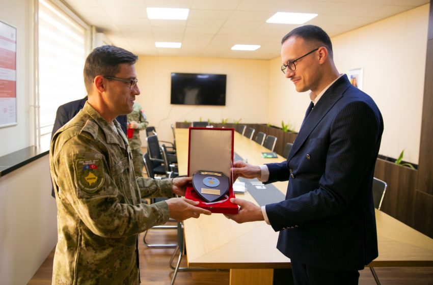  Kryetari i Gjilanit priti në takim njoftues komandantin turk e KFOR-it për Kosovën