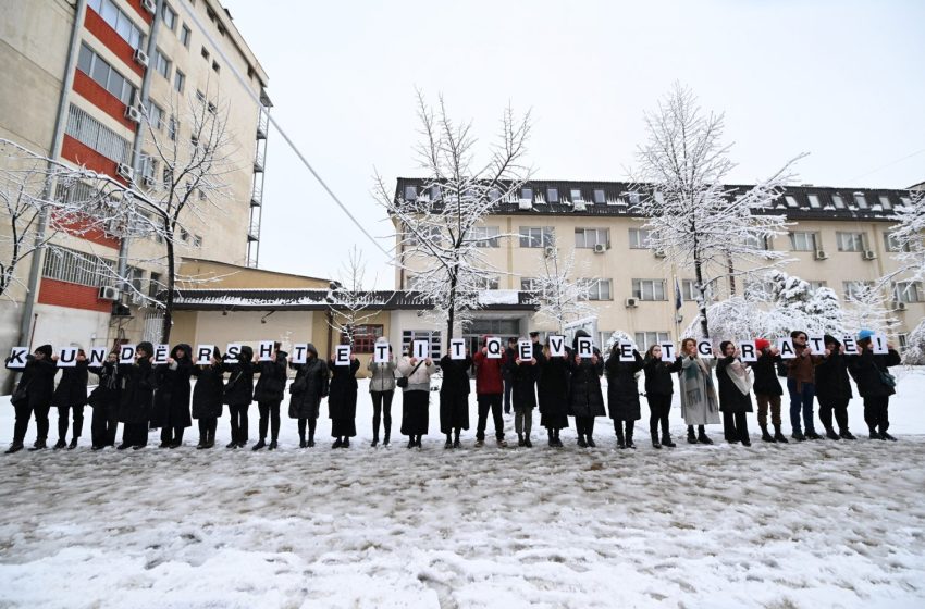  Protestohet para KPK me moton “Kundër shtetit që i vret gratë” – kërkohet shkarkimi i kryeprokurorit Kushtrim Munishi