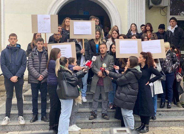  Marshojnë studentët – kërkojnë nga menaxhmenti i UP-së përjashtimin e profesorit Bejta