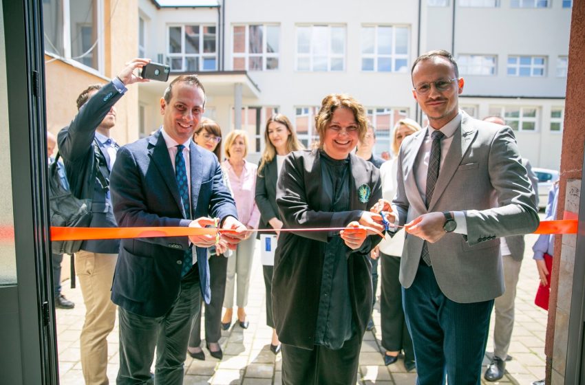  Në shkollën teknike “Mehmet Isai” bëhet inaugurimi i pajisjeve laboratorike për aftësim profesional, donacion nga Luksemburgu