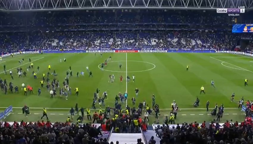  SKANDALOZE! Festuan titullin në derbi, tifozët e Espanyol futen në fushë dhe sulmojnë lojtarët e Barcelonës (VIDEO)