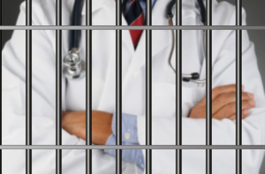 Një muaj paraburgim për dy mjekët e arrestuar në Gjilan – i kërkuan qindra euro pacientes për ta operuar