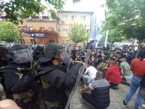  Tensione në Zveçan, gjatë përleshjes me protestuesit, lëndohen disa ushtarë të KFOR-it italian dhe hungarez