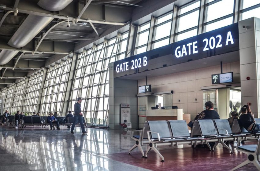  Zhduket mërgimtari nga Zvicra pasi arrin në Aeroportin “Adem Jashari”