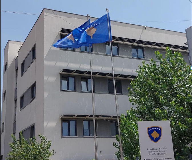  Vendosen dy flamuj të Kosovës në oborrin e Komunës në Mitrovicën e Veriut