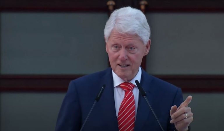  Clinton në takim me kamarierin që i kishte thënë se familjen e ka gjallë falë tij