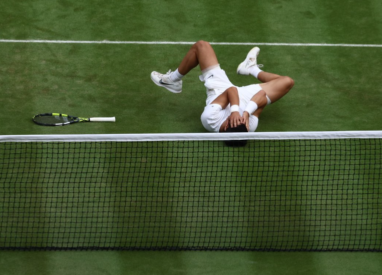  Alcaraz rrëzon nga froni i Wimbledonit, Djokovicin