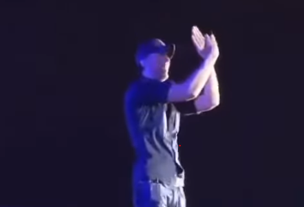  Momenti kur Enrique Iglesias bën simbolin e shqiponjës gjatë koncertit në Shqipëri (VIDEO)