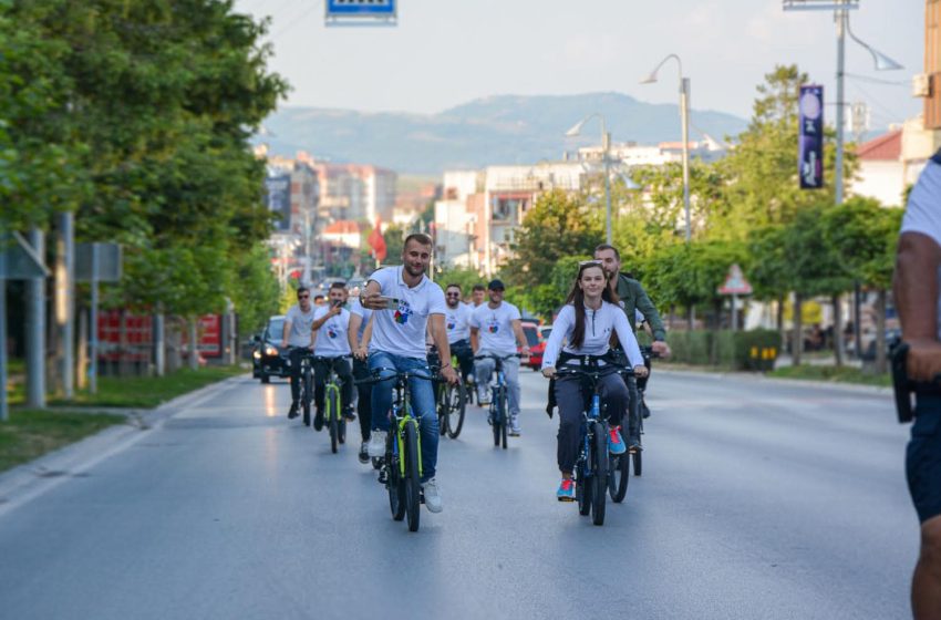  “Tour de Gjilan”, rinia e PDK-së me aksion simbolik promovon lëvizjen me biçikleta, në mbrojtje të mjedisit