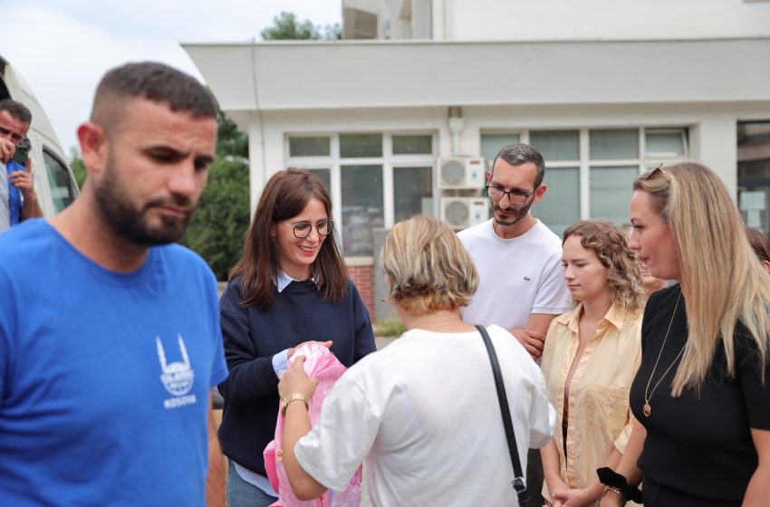  Komuna e Gjilanit shpërndanë qanta për fëmijët nga familje me asistencë sociale