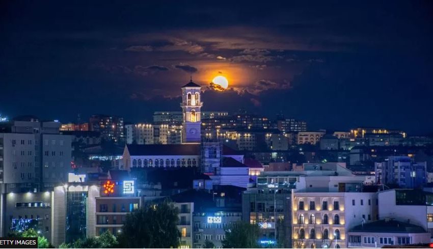  Superhëna nëpër botë, BBC shfaq edhe fotografinë nga Kosova