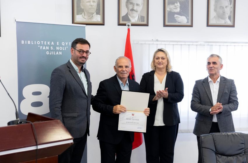  Mr. Sc. Kurtesh Devaja dhuron arkivën e tij personale për bibliotekën “Fan S. Noli” Gjilan