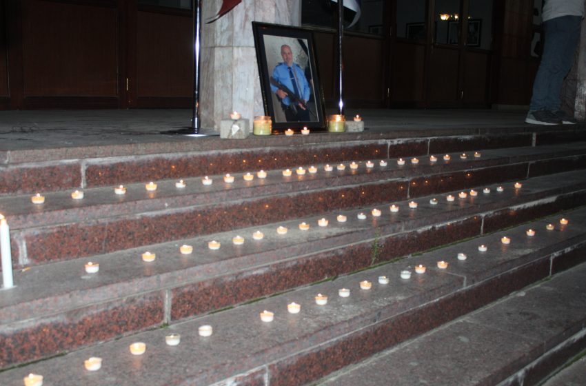  Gjilan: Ndizen qirinj në nderim të policit të rënë, Afrim Bunjaku (Foto)