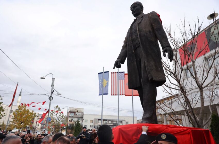  Në qendër të Gjilanit, inaugurohet shtatorja e tribunit të kombit Ramiz Cernica