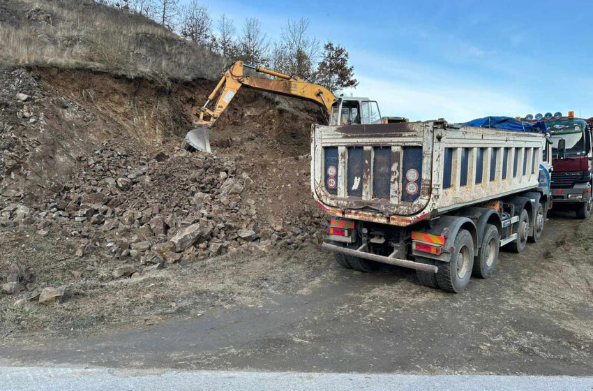   Komuna e Kamenicës sekuestron një eskavator dhe dy kamionë, operonin jashtëligjshëm