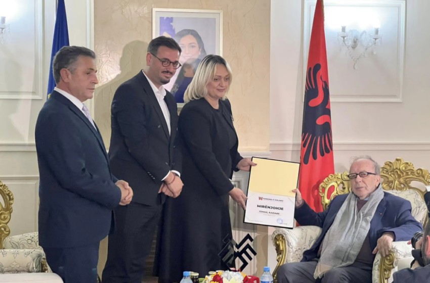  Nënkryetarja Morina – Bunjaku i dorëzon çmimin letrar “Beqir Musliu” shkrimtarit të madh shqiptar, Ismail Kadare