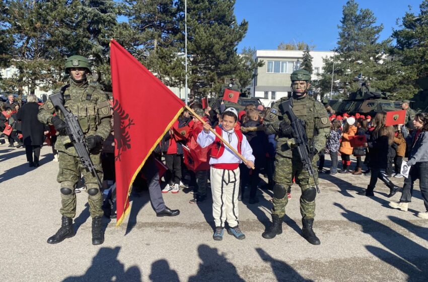  Qindra qytetarë e fëmijë vizitojnë kazermën “Adem Jashari” me rastin e “Ditës së e Forcës”