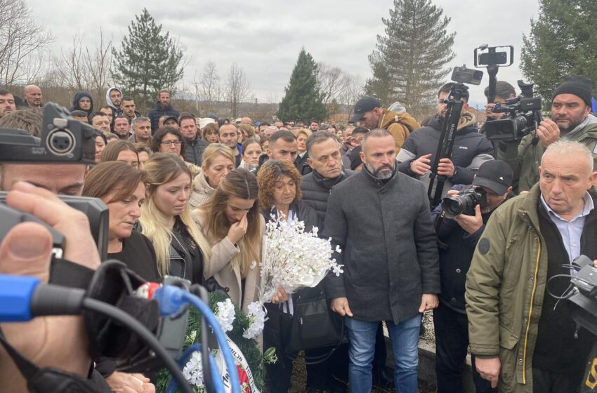  Përfundon ceremonia e varrimit të Liridona Ademajt në fshatin e saj të lindjes