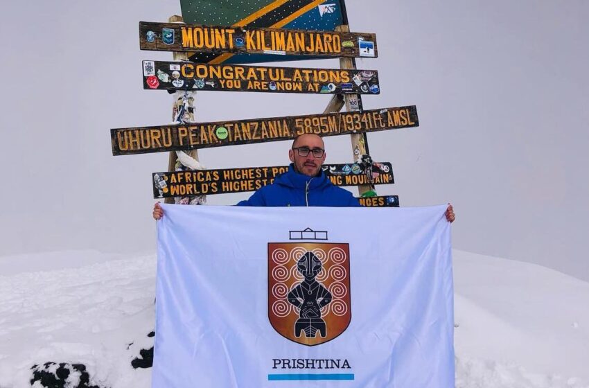  Alpinisti nga Kosova ngjitet në majën e Kilimanxharos, shpalos flamurin me logon e Komunës së Prishtinës