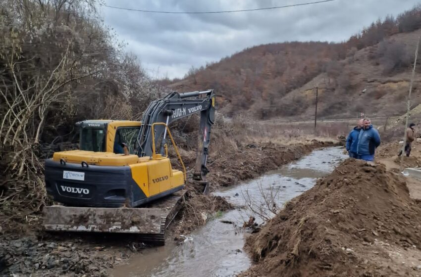  Komuna e Gjilanit vazhdon pastrimin e shtretërve të lumenjve në Bresalc dhe Miresh