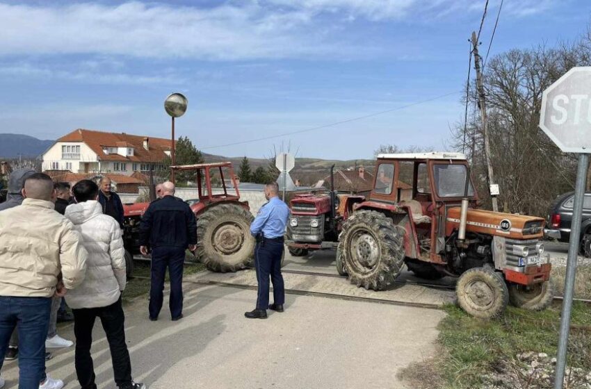  Vdekja tragjike e çiftit në Krushevë të Klinës, banorët e fshatit bllokojnë hekurudhën, kërkojnë vendosje të laurës