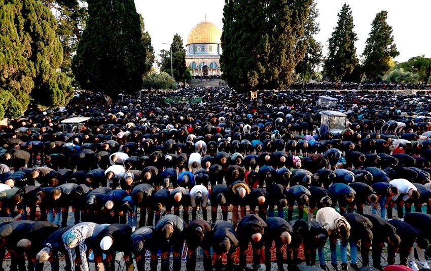  Pavarësisht kufizimeve, mijëra palestinezë falin Fitër Bajramin në Jerusalem