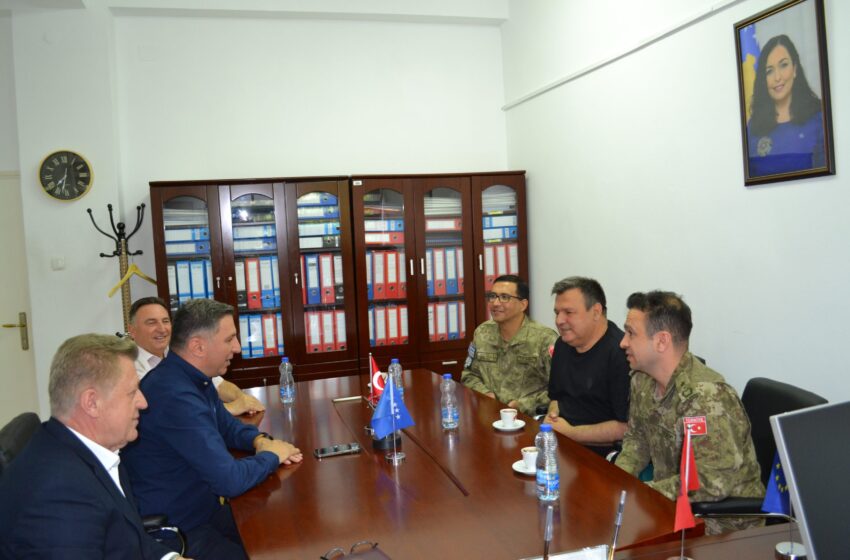  Rektori i UKZ-së priti në takim Komandantin e KFOR-it nga LMT në Gjilan