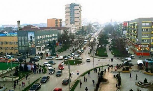  Gjilan: E kishte të ndaluar vozitjen por nuk e respektoi, policia gjobit taksistin me 500 euro dhe ia konfiskon veturën