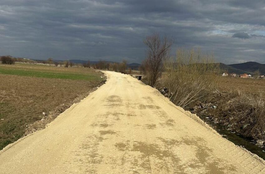  Komuna e Vitisë vazhdon me shtrimin dhe rregullimin e rrugëve bujqësore në interes të fermerëve vitias