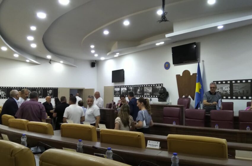  Ndërpritet sërish seanca e Kuvendit Komunal të Gjilanit, opozita kërkon transmetim medial, nuk mjaftohet me transmetim ‘online’