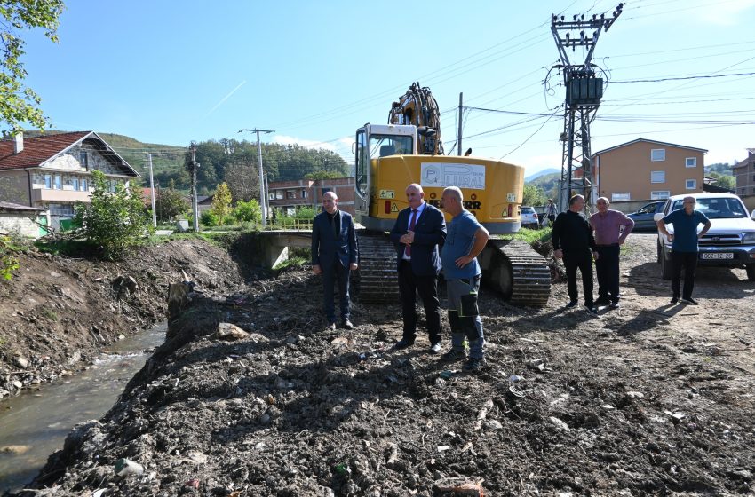  Komuna e Vitisë vazhdon punimet në pastrimin, hapjen e kanaleve, lumenjve dhe përroskave