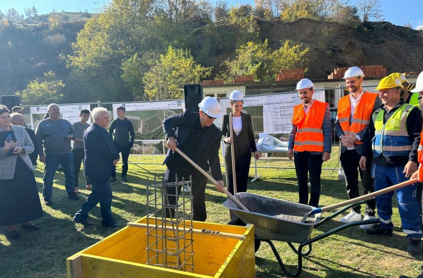  Vendoset gurthemeli i stadiumit të ri të KF Kika në 50 vjetorin e klubit 